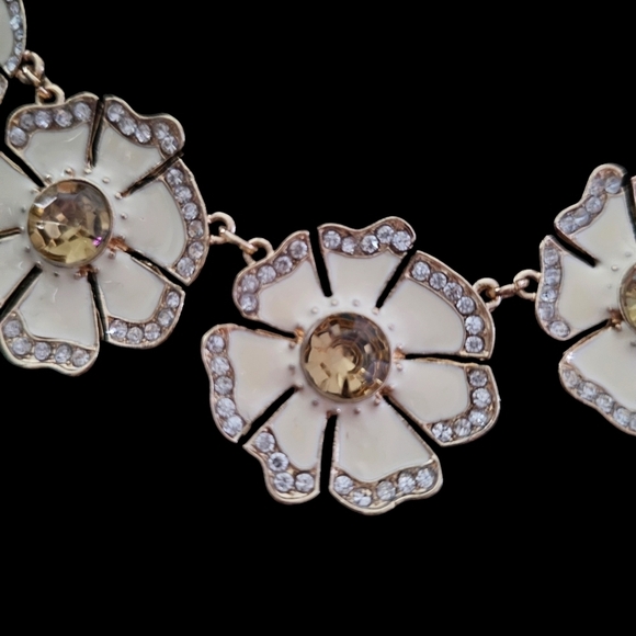 Beautiful floral gold & cream bib necklace with yellow and clear crystal accents - Picture 4 of 5